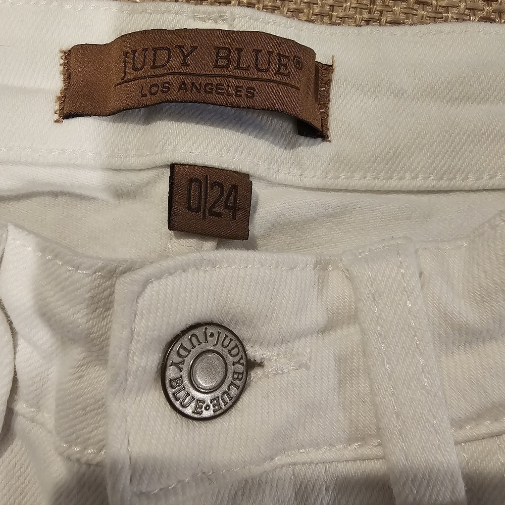 Judy Blue white boyfriend jeans in size 24.Relaxed boyfriend fit with cuffed hem - Picture 4 of 8
